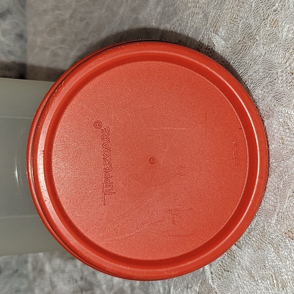 Tupperware: Round Container with Lid - Picture 4 of 5